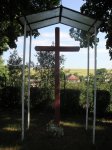 Kríž v záhrade kostola